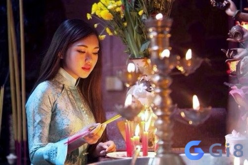 Nằm mơ thấy thắp nhang ở chùa cho thấy bạn sẽ phải đối mặt với nhiều lo lắng