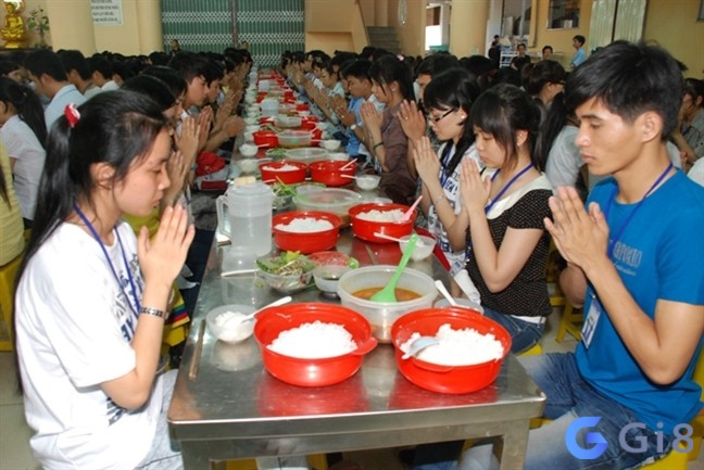 Mơ thấy vào chùa ăn cơm với bạn bè là điềm báo bạn sẽ có những người bạn tốt